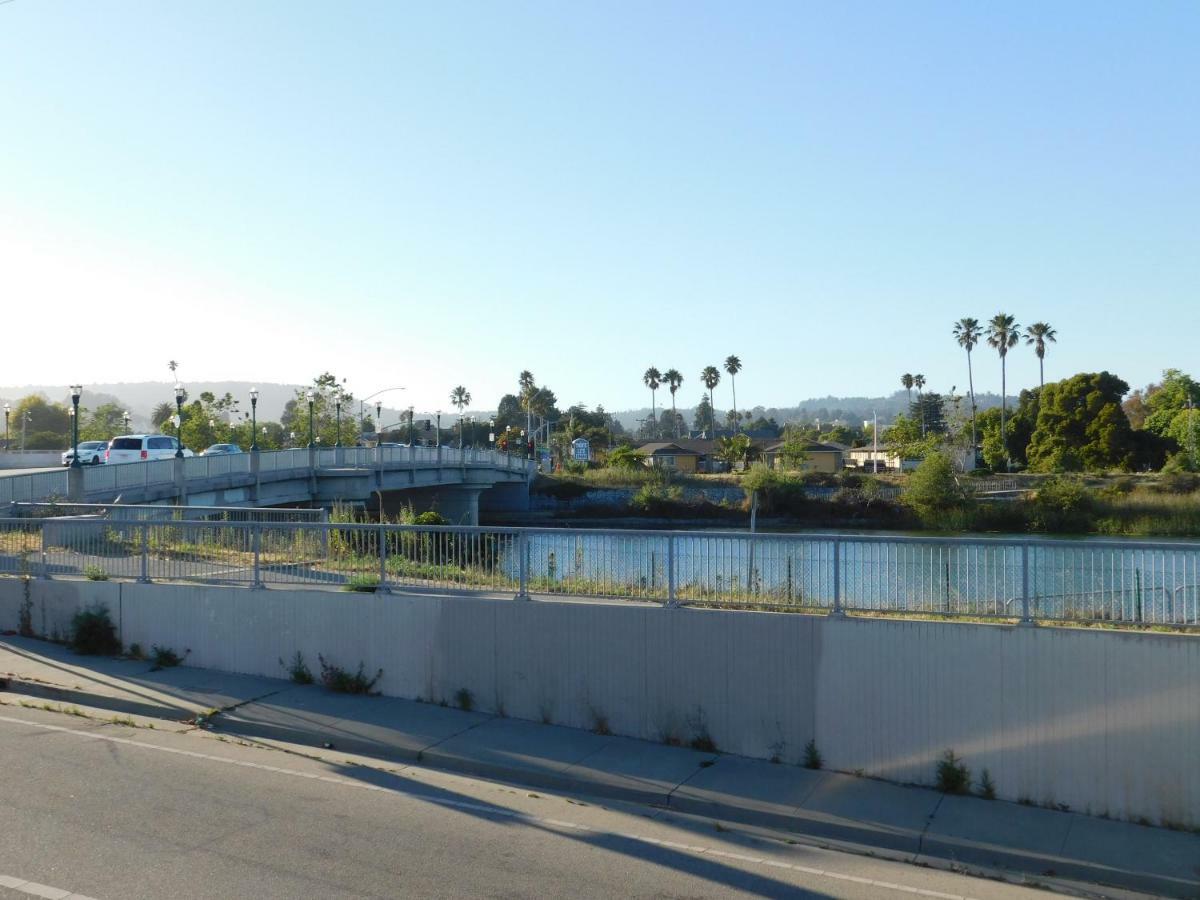Super 8 By Wyndham Santa Cruz Beach Boardwalk Extérieur photo